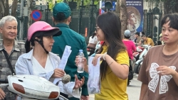 thi sinh vao phong thi phu huynh thap thom sot ruot