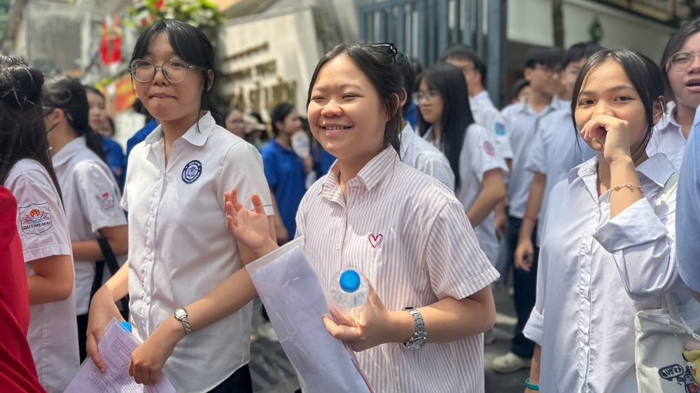 Sĩ tử thi vào lớp 10 phấn khởi vì đề Văn vừa sức