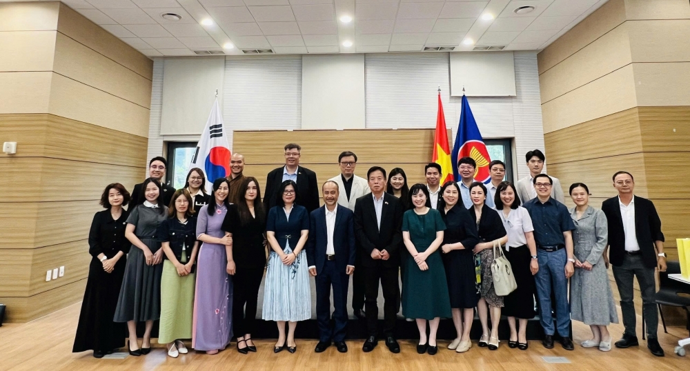 Trao tặng 400 cuốn sách dạy và học tiếng Việt cho kiều bào tại Hàn Quốc