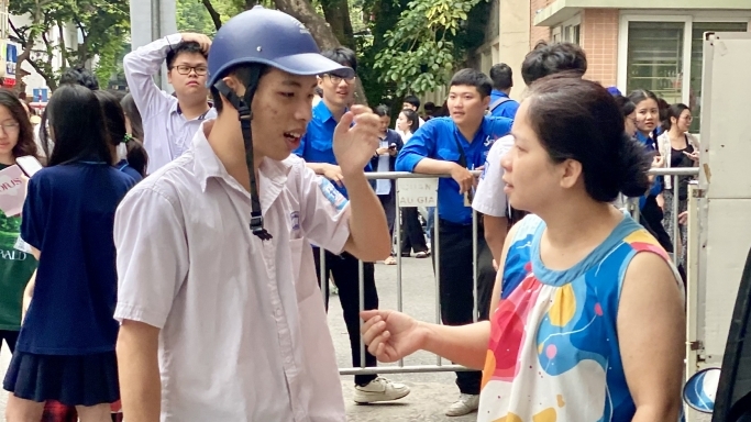 Gần 1 triệu thí sinh hoàn thành kỳ thi tốt nghiệp THPT 2025 đầy cảm xúc
