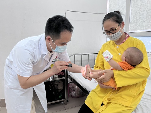 Trẻ mắc tay chân miệng điều trị tại Bệnh viện