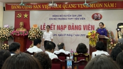 huyen gia lam ha noi hoc sinh uu tu dau tien duoc ket nap dang