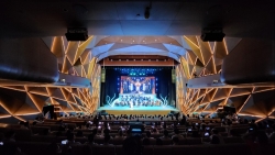 nha hat ho guom diem den hap dan cua du khach khi toi ha noi