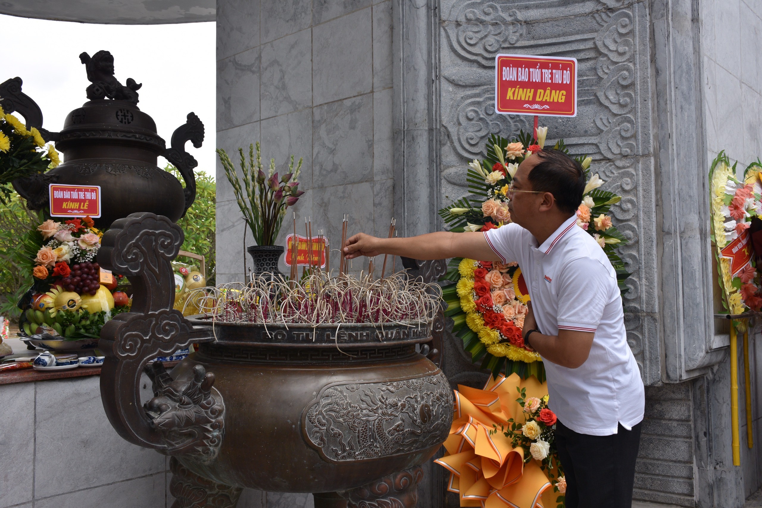 Tổng biên tập Báo Tuổi trẻ Thủ đô Nguyễn Mạnh Hương dẫn đầu đoàn công tác, dâng hương tại Nghĩa trang Liệt sỹ quốc tế Việt - Lào