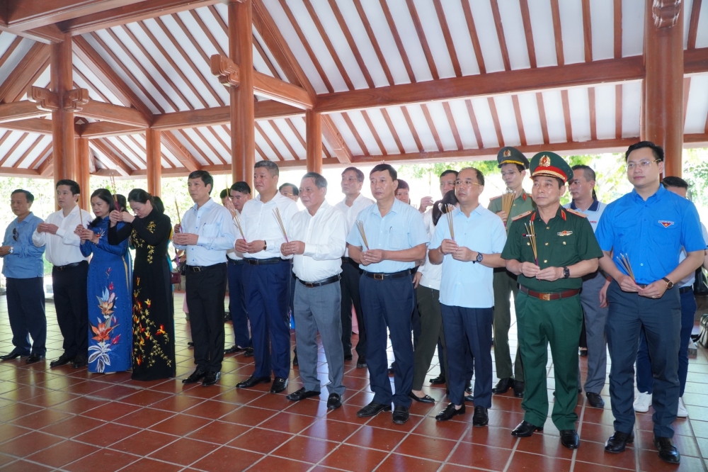 Đoàn đại biểu thành phố Hà Nội dâng hương, tri ân các Anh hùng liệt sỹ tại Quảng Trị