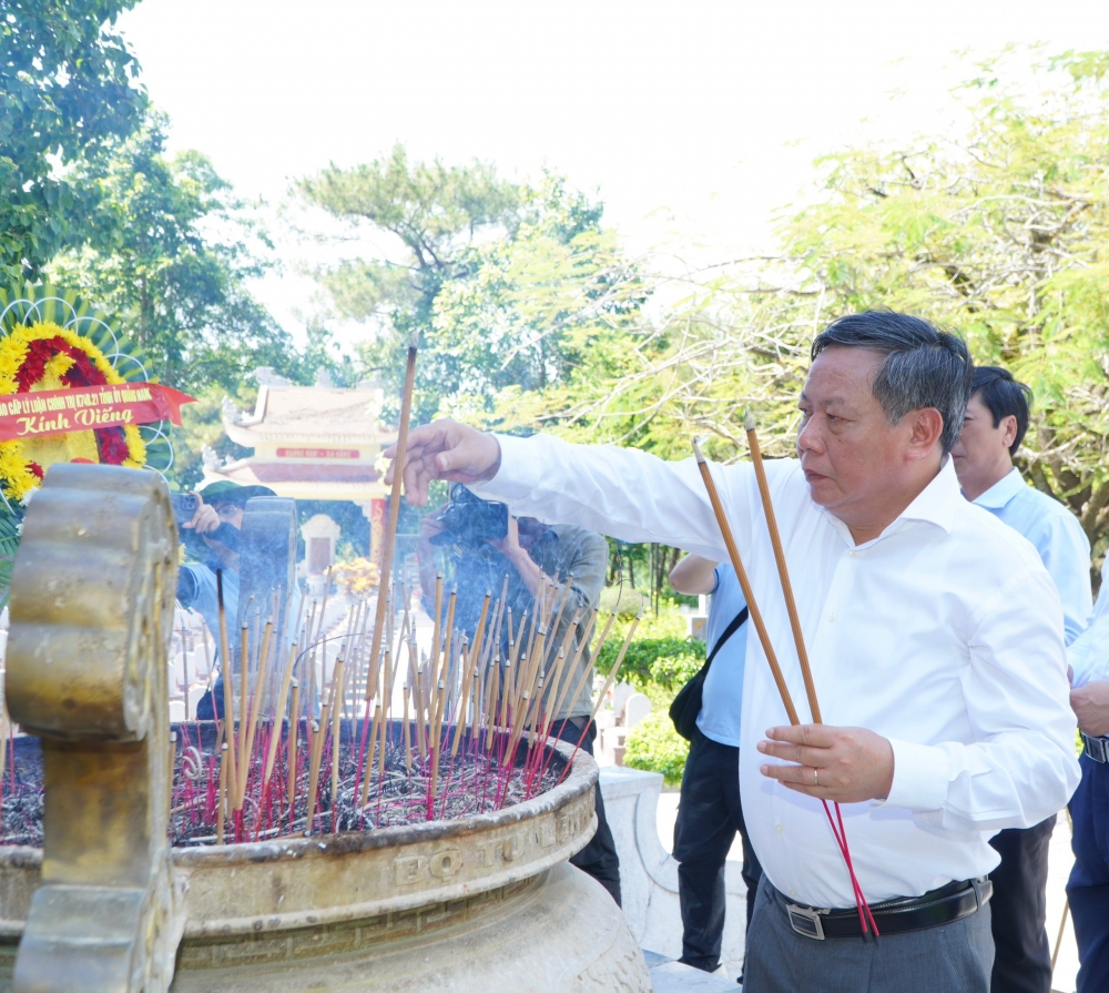 Đoàn đại biểu thành phố Hà Nội dâng hương, tri ân các Anh hùng liệt sỹ tại Quảng Trị