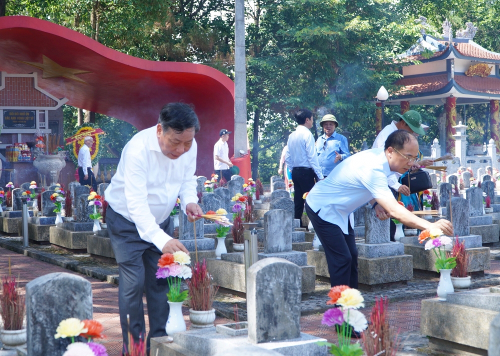 Đoàn đại biểu thành phố Hà Nội dâng hương, tri ân các Anh hùng liệt sỹ tại Quảng Trị