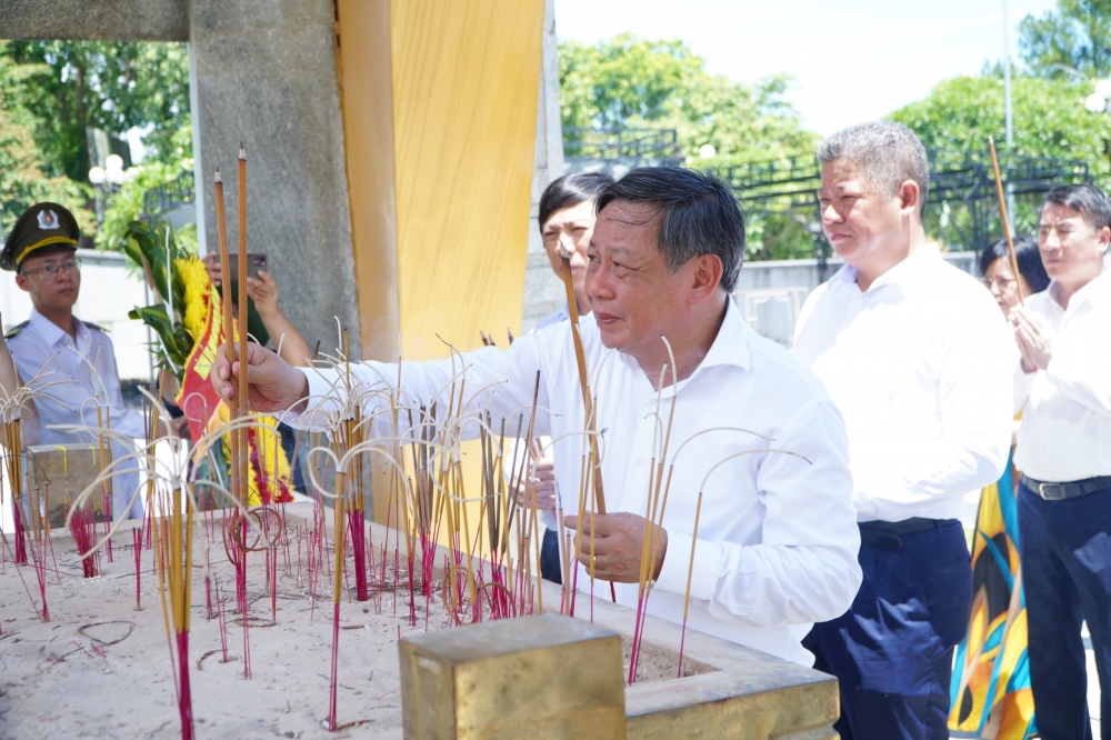 Đoàn đại biểu thành phố Hà Nội dâng hương, tri ân các Anh hùng liệt sỹ tại Quảng Trị