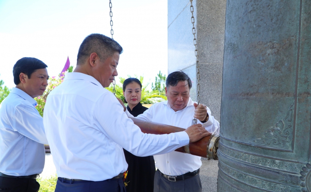 Đoàn đại biểu thành phố Hà Nội dâng hương, tri ân các Anh hùng liệt sỹ tại Quảng Trị