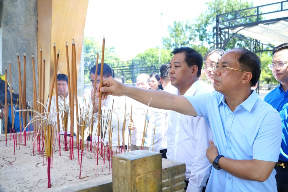 Đoàn đại biểu thành phố Hà Nội dâng hương, tri ân các Anh hùng liệt sỹ tại Quảng Trị