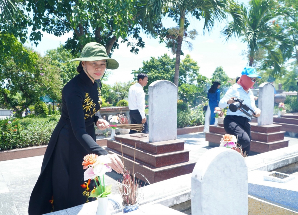 Đoàn đại biểu thành phố Hà Nội dâng hương, tri ân các Anh hùng liệt sỹ tại Quảng Trị