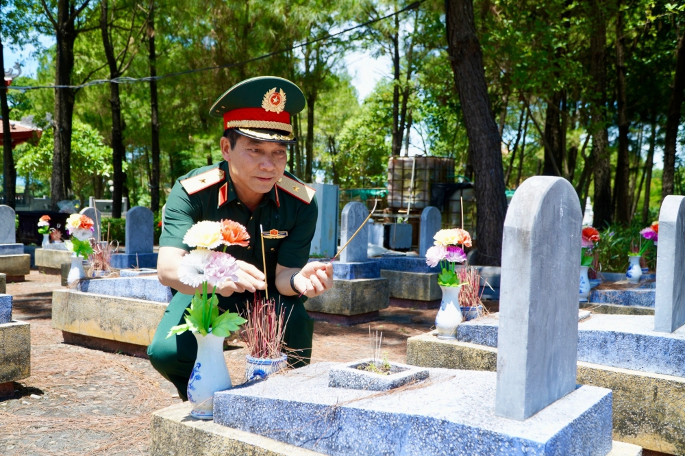 Đoàn đại biểu thành phố Hà Nội dâng hương, tri ân các Anh hùng liệt sỹ tại Quảng Trị