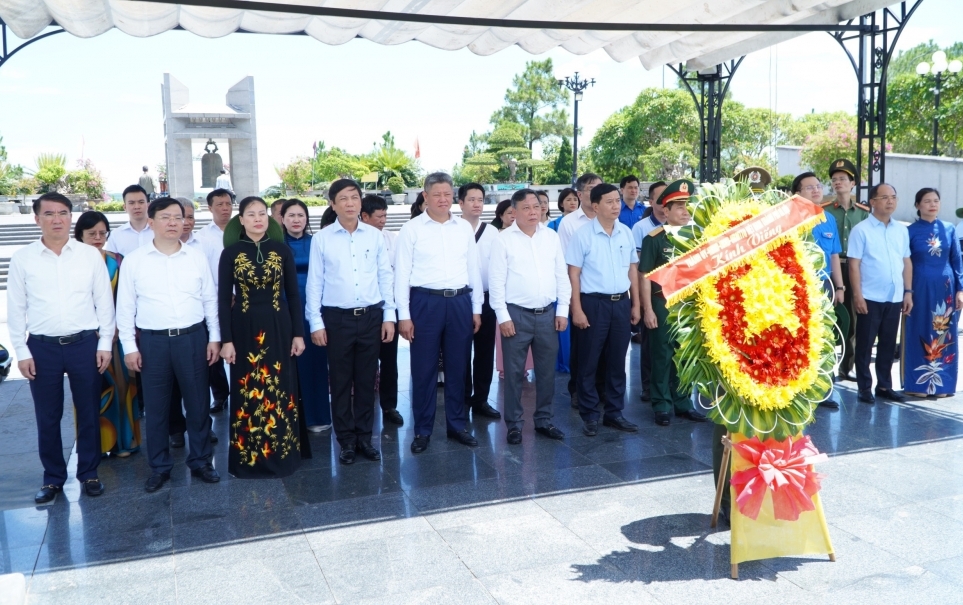 Đoàn đại biểu TP Hà Nội dâng hương, tri ân các Anh hùng liệt sỹ tại Quảng Trị