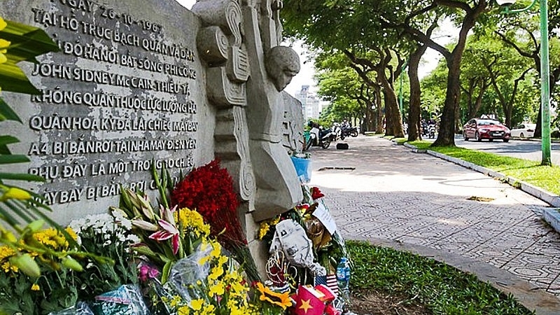 Dự kiến tôn tạo phù điêu “Bắt sống phi công Mỹ John McCain”