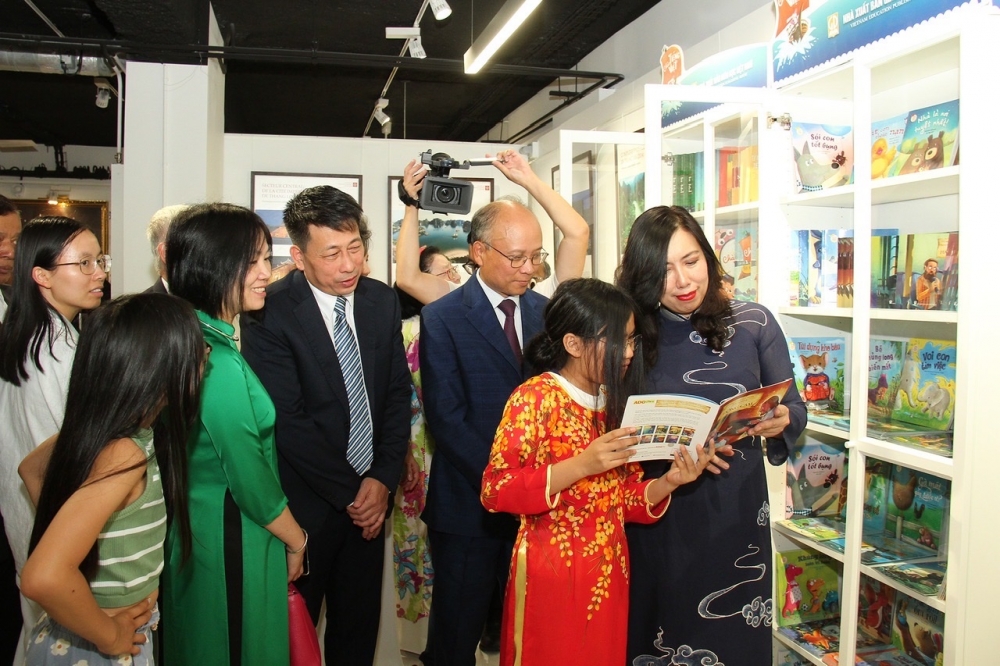 Khai trương Tủ sách tiếng Việt phục vụ cộng đồng người Việt tại Pháp