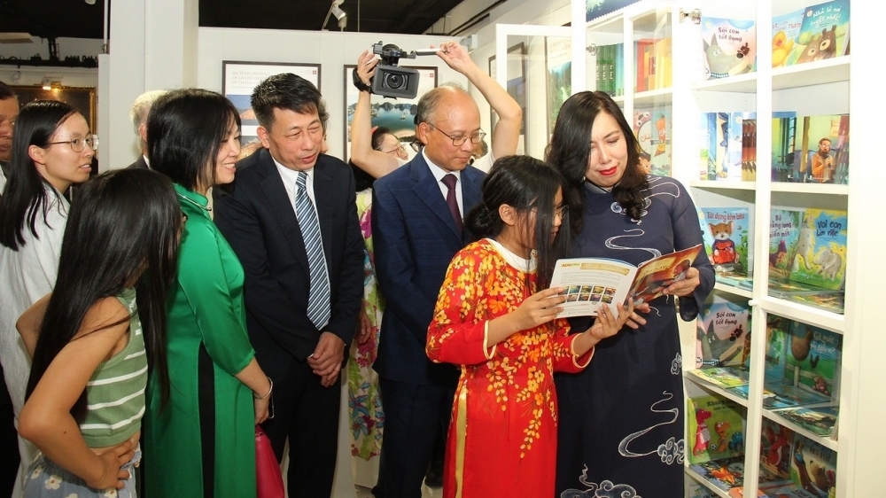 Khai trương Tủ sách tiếng Việt phục vụ cộng đồng người Việt tại Pháp