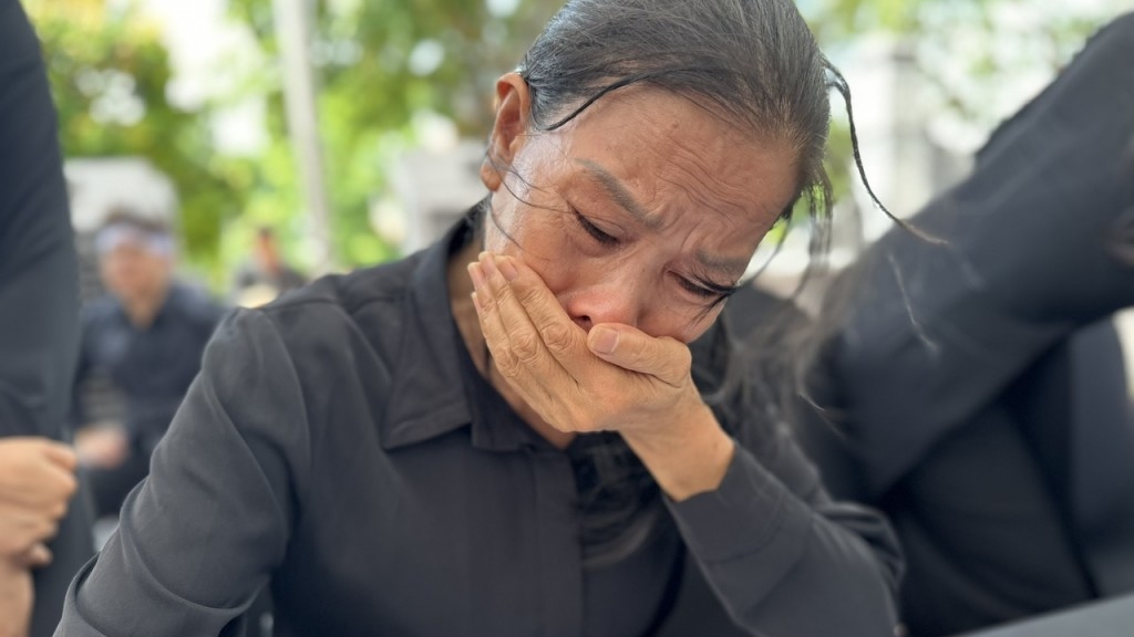 Những đôi mắt đỏ hoe vì thương tiếc