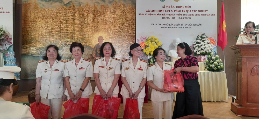 Tri ân tưởng niệm các AHLS công an Nhân dân