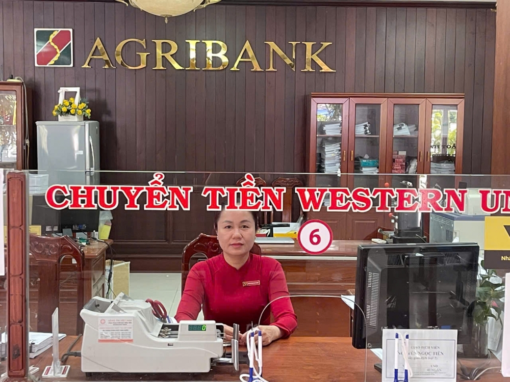 Năm 2024, cán bộ Agribank tiếp tục trả lại hàng tỷ đồng tiền thừa cho khách hàng
