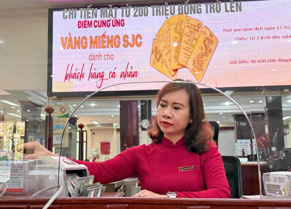 Năm 2024, cán bộ Agribank tiếp tục trả lại hàng tỷ đồng tiền thừa cho khách hàng