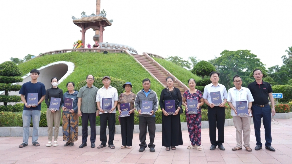 Báo Tuổi trẻ Thủ đô trao quà cho các gia đình chính sách tại Quảng Trị