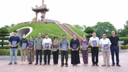 bao tuoi tre thu do trao qua cho cac gia dinh chinh sach tai quang tri