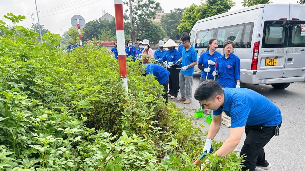 Thanh niên Phù Đổng ra quân dọn dẹp cảnh quan, giữ gìn vệ sinh môi trường