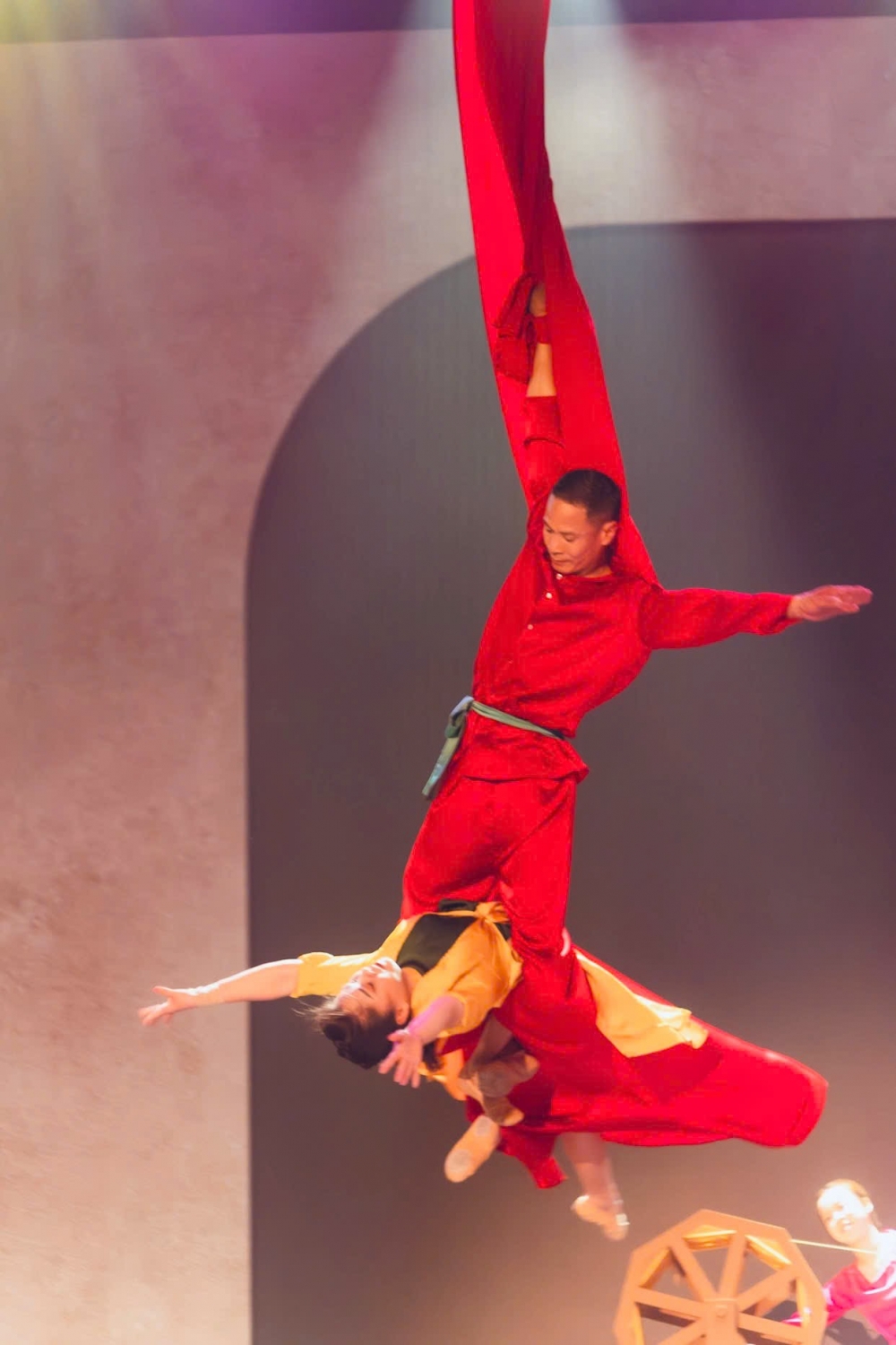 Ê kíp đạo diễn Vạn Nguyễn nâng cấp thành công show diễn 