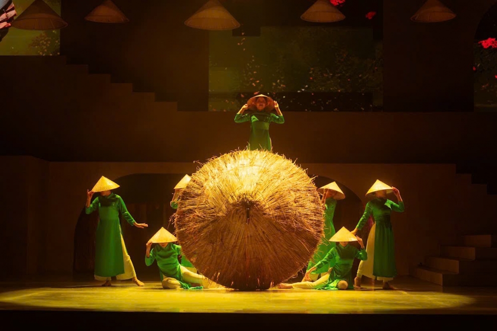 Ê kíp đạo diễn Vạn Nguyễn nâng cấp thành công show diễn 