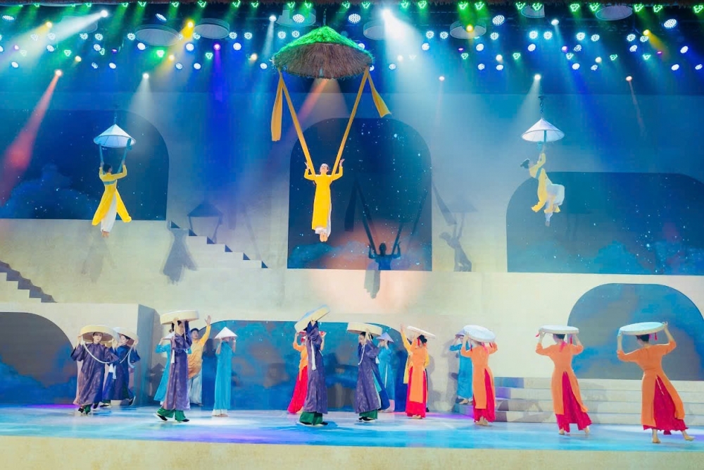 Ê kíp đạo diễn Vạn Nguyễn nâng cấp thành công show diễn 