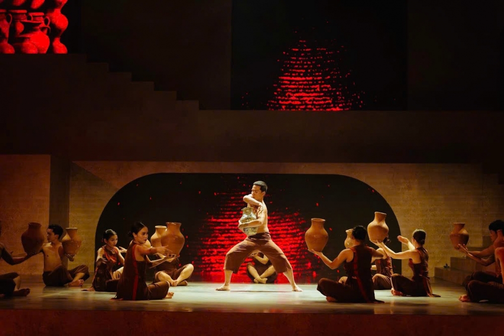 Ê kíp đạo diễn Vạn Nguyễn nâng cấp thành công show diễn 