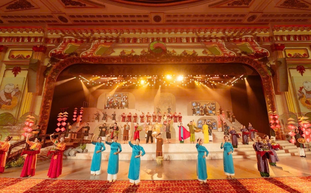 Ê kíp đạo diễn Vạn Nguyễn nâng cấp thành công show diễn 