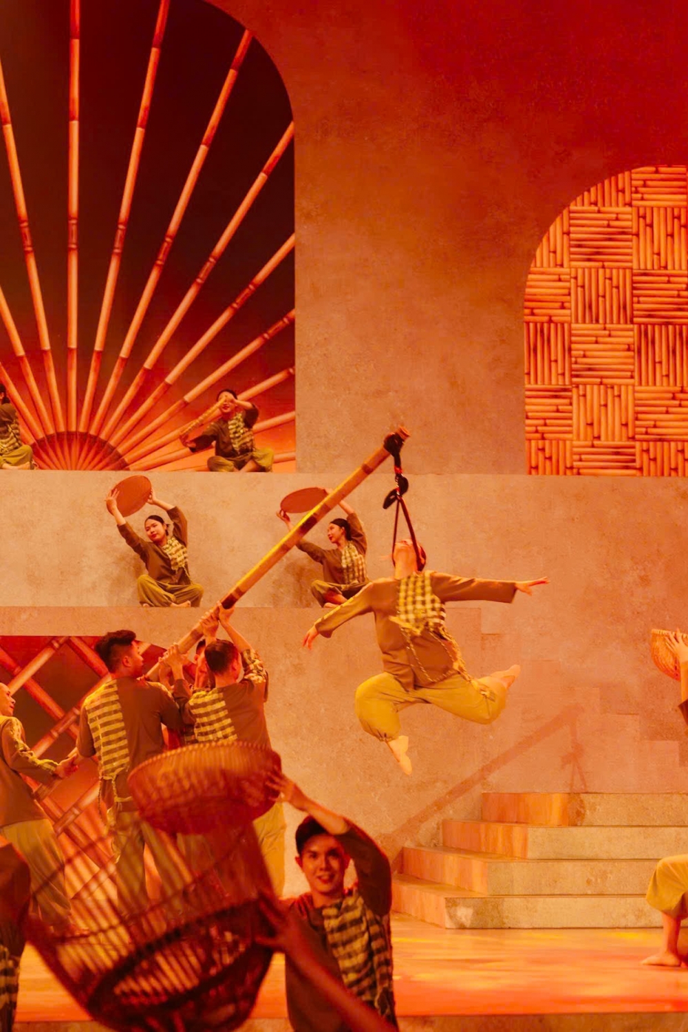 Ê kíp đạo diễn Vạn Nguyễn nâng cấp thành công show diễn 