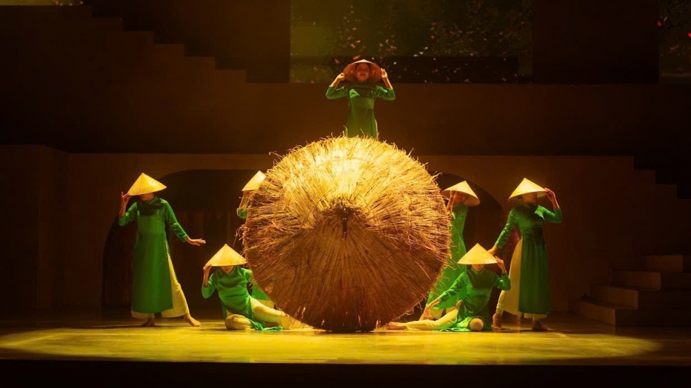 Ê kíp đạo diễn Vạn Nguyễn nâng cấp thành công show diễn "Việt Nam Bách Nghệ"