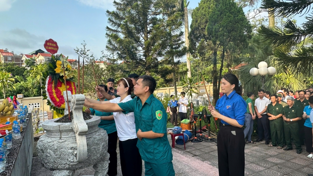 Tuổi trẻ Đông Anh ra quân “Ngày Cuối tuần xanh” Tuổi trẻ Đông Anh ra quân “Ngày Cuối tuần xanh”