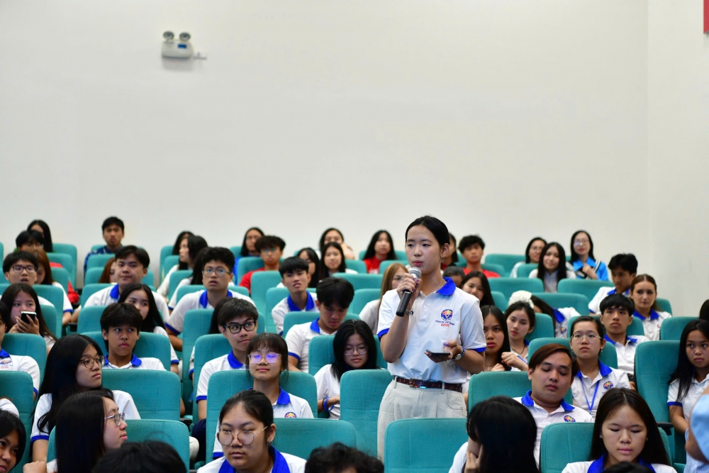 Thanh thiếu niên kiều bào giao lưu với các chiến sĩ “mũ nồi xanh”