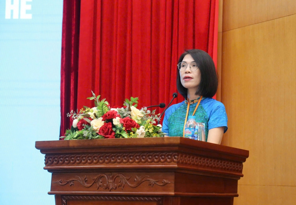 Thanh thiếu niên kiều bào giao lưu với các chiến sĩ “mũ nồi xanh”