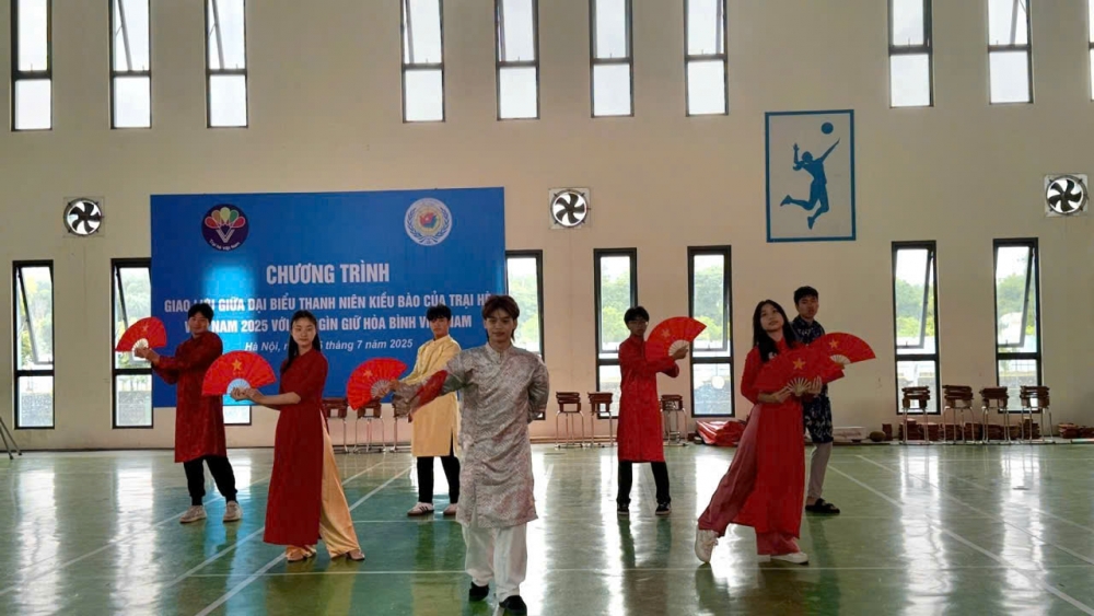 Thanh thiếu niên kiều bào giao lưu với các chiến sĩ “mũ nồi xanh”