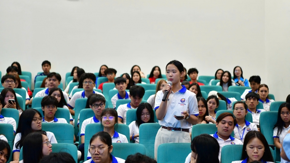 Thanh thiếu niên kiều bào giao lưu với các chiến sĩ “mũ nồi xanh”