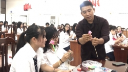 Học sinh Nhật Bản hào hứng nặn tò he