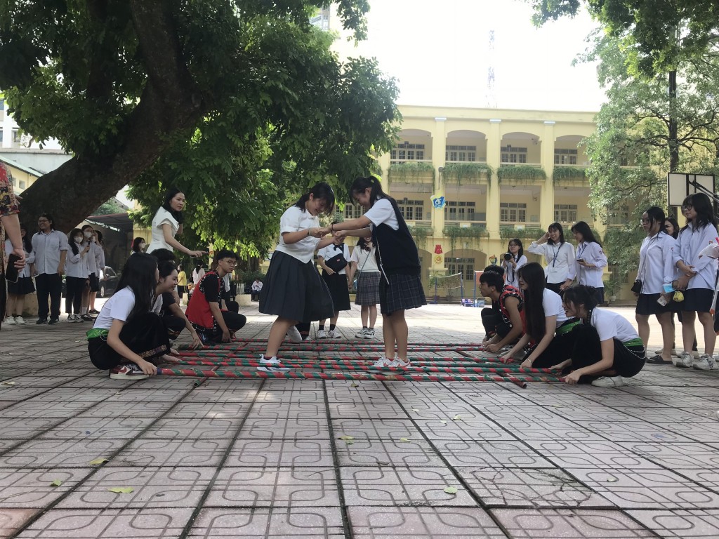 Học sinh Nhật hào hứng nặn tò he và gốm Bát Tràng