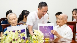 Báo Tuổi trẻ Thủ đô trao quà cho các cụ già neo đơn tại Trung tâm Bảo trợ số 3