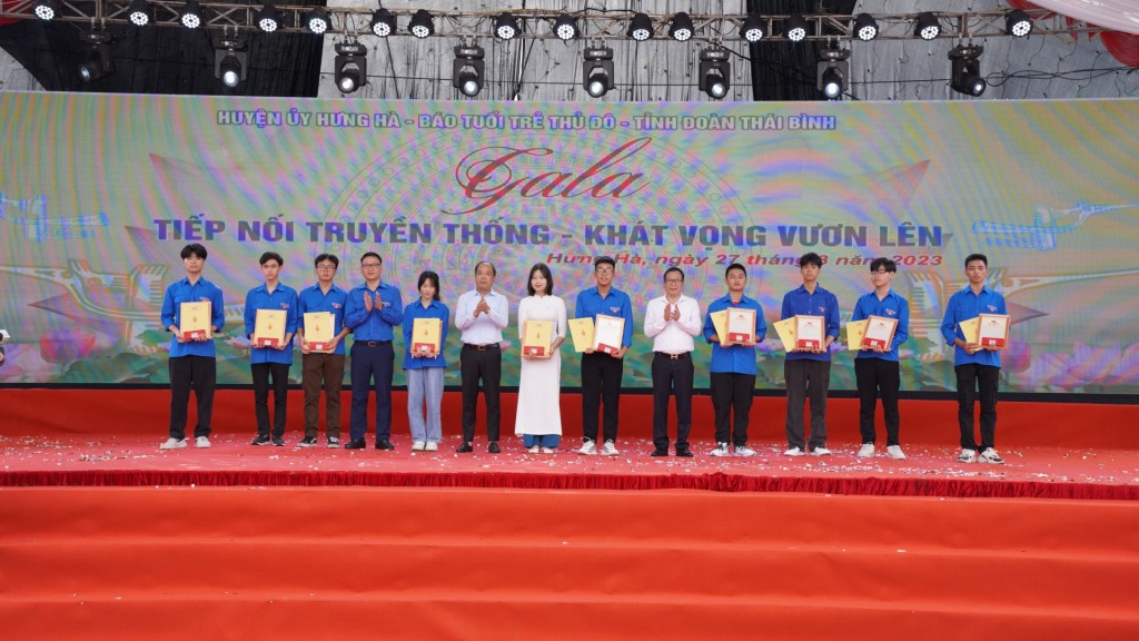 Báo Tuổi trẻ Thủ đô trao học bổng cho 12 học sinh xuất sắc của tỉnh Thái Bình