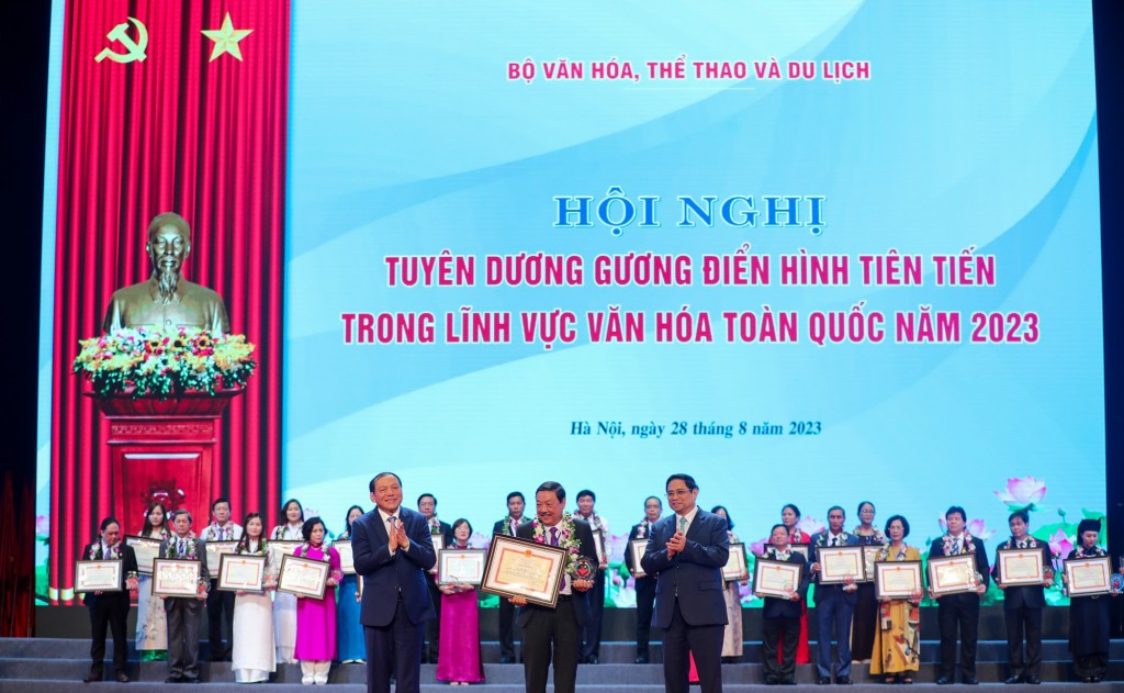 Thủ tướng Chính phủ và Bộ trưởng Bộ VHTTDL tuyên dương các gương điển hình tiên tiến lĩnh vực văn hóa toàn quốc năm 2023