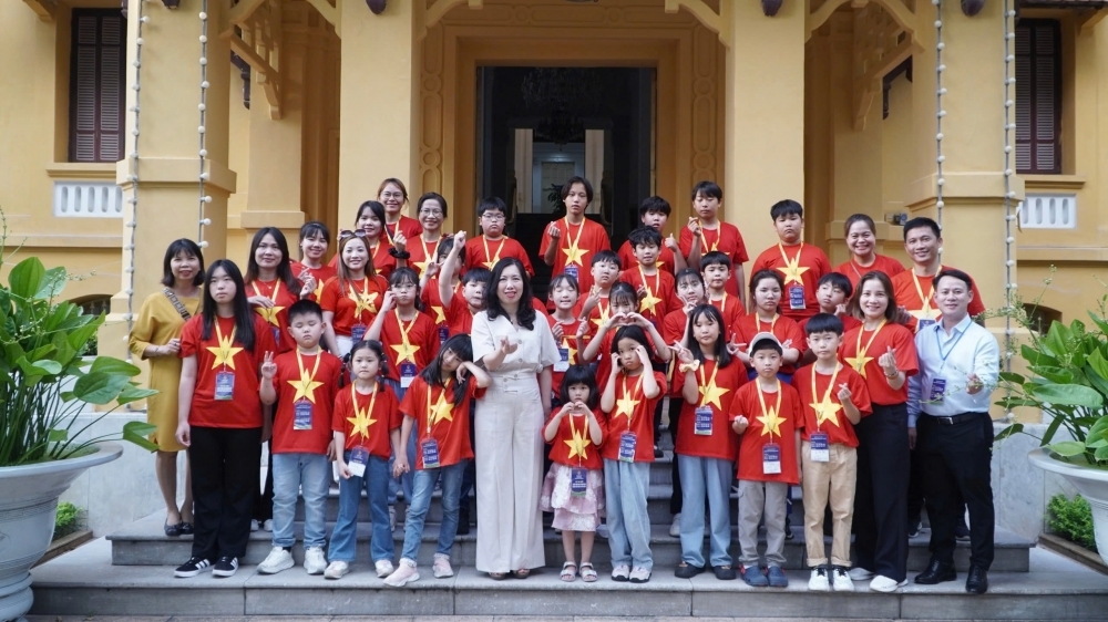 Đoàn thiếu nhi, giáo viên kiều bào tại Hàn Quốc về thăm Việt Nam