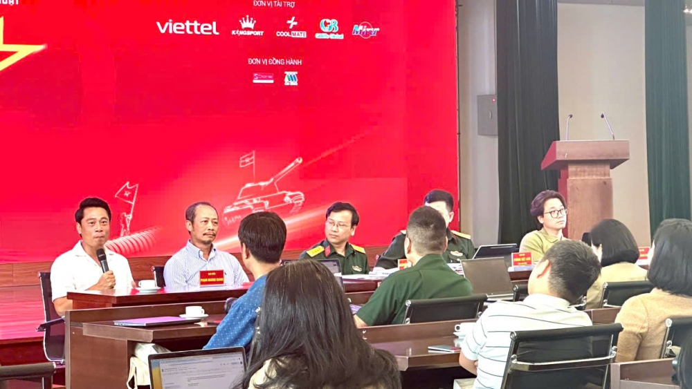 Đặc sắc màn bắn súng thần công trên sân khấu “Dưới cờ vinh quang”