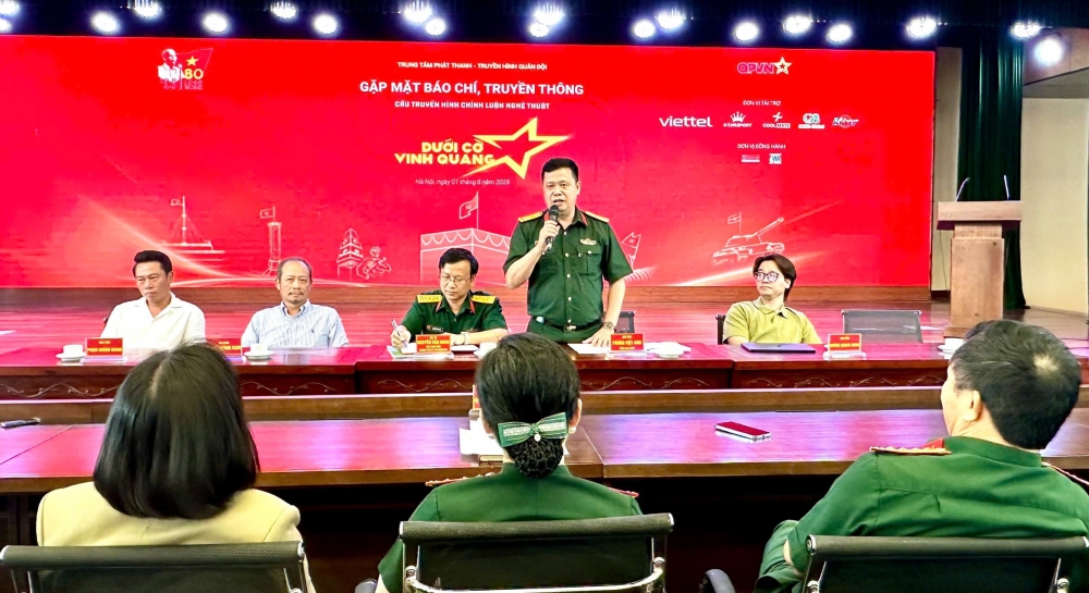 Đặc sắc màn bắn súng thần công trên sân khấu “Dưới cờ vinh quang”