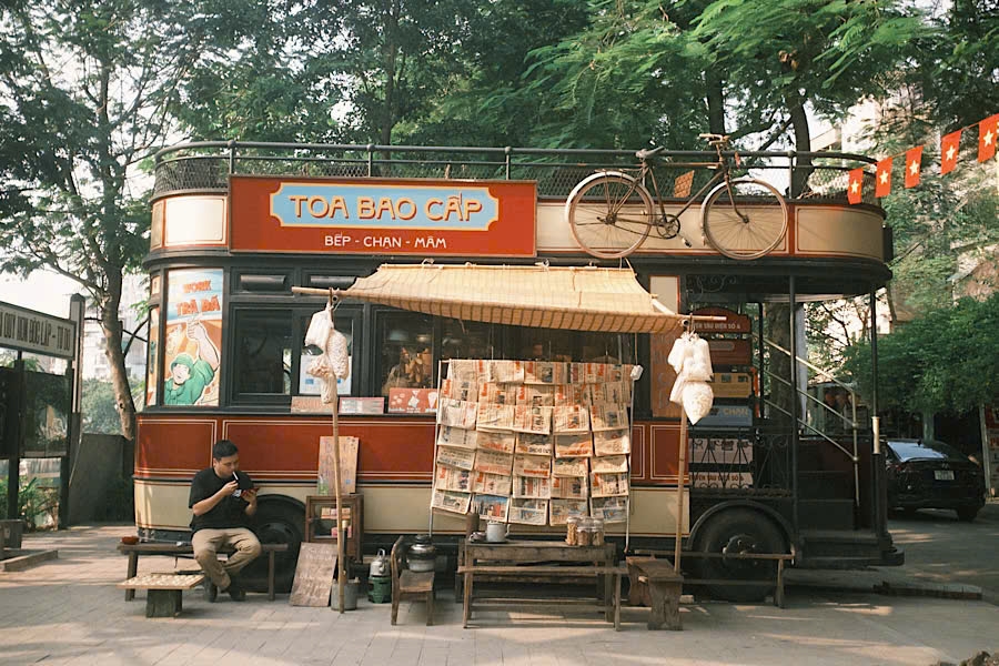 Khách du lịch tham quan 5 cửa ô Hà Nội bằng tàu hỏa