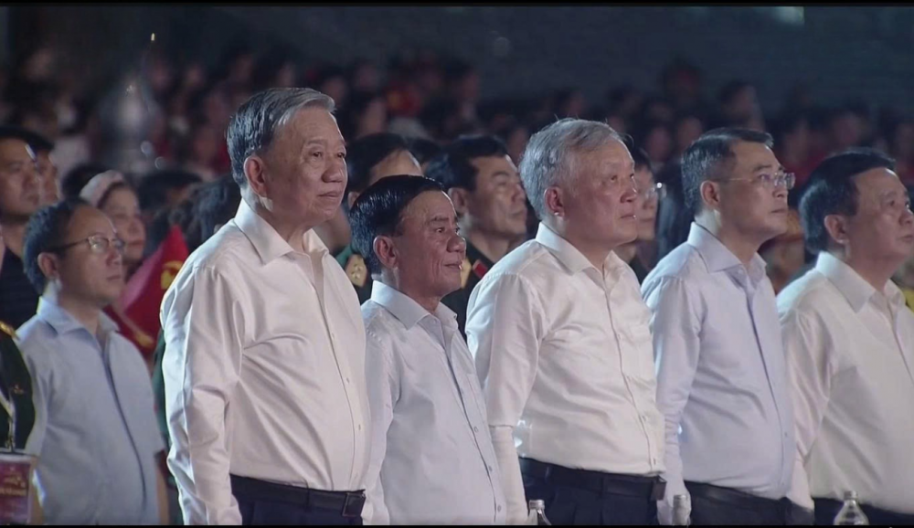 Chương trình nghệ thuật "Dưới cờ vinh quang" khắc họa sâu đậm hình ảnh bộ đội cụ Hồ