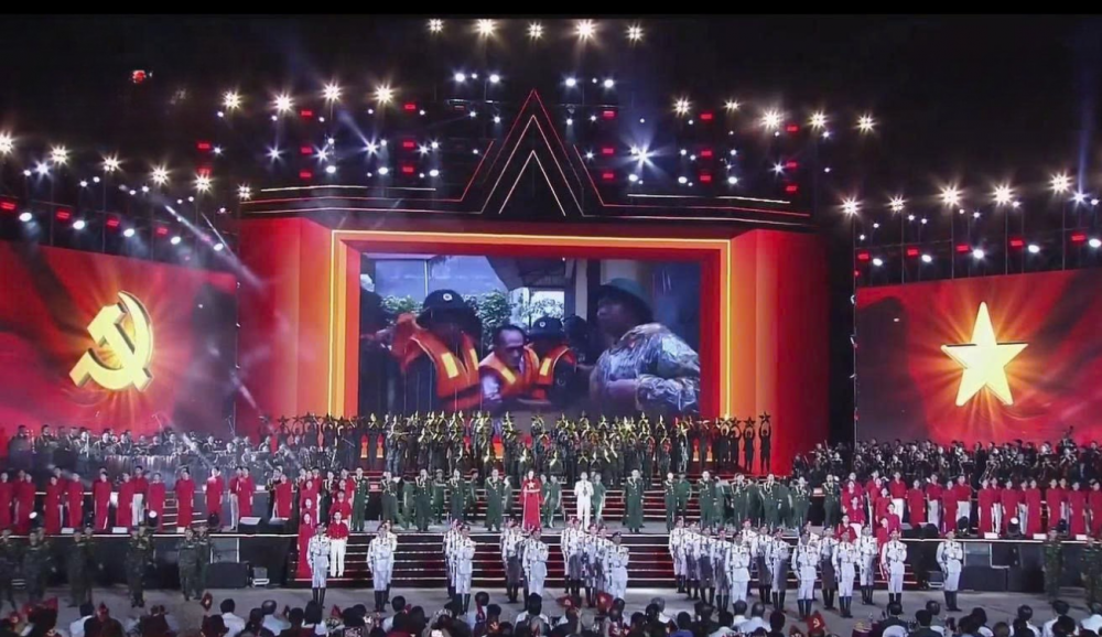 Chương trình nghệ thuật "Dưới cờ vinh quang" khắc họa sâu đậm hình ảnh bộ đội cụ Hồ